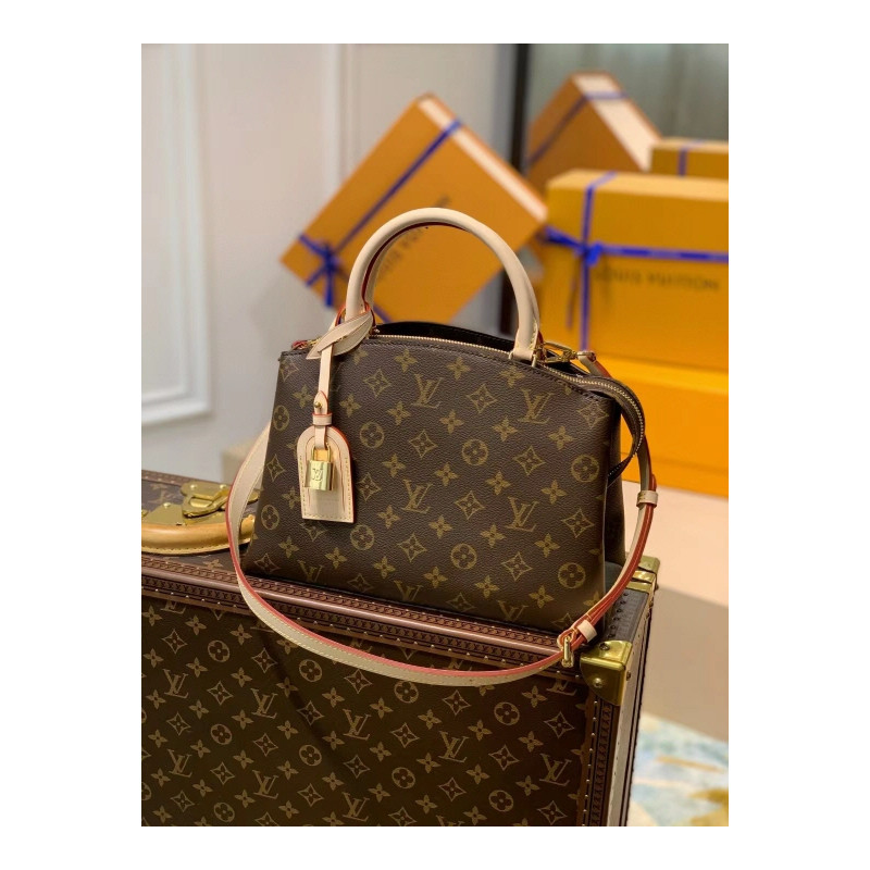 LOUISVUITTON 29CM X 18CM X 12CM