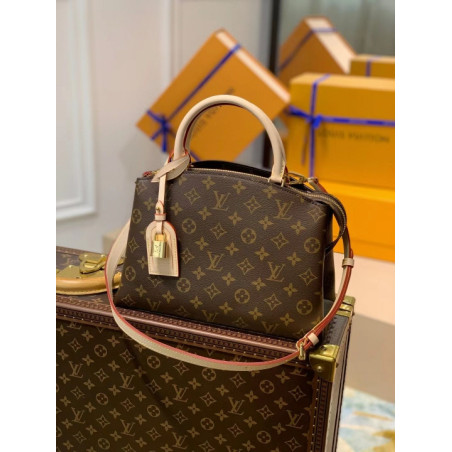 LOUISVUITTON 29CM X 18CM X 12CM