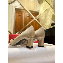 해피샵 로저 비비에(Roger Vivier)의 베이지 페이턴트 가죽 트럼펫 펌프스