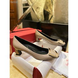 해피샵 로저 비비에(Roger Vivier)의 베이지 페이턴트 가죽 트럼펫 펌프스