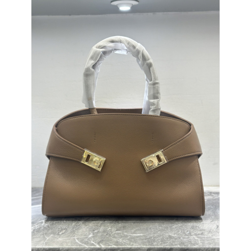 페레가모(Salvatore Ferragamo) 허그숄더백(HUG) 32CM