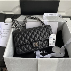 샤넬 클래식 미듐 플랩백 램스킨 은장 CHANEL...