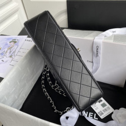 샤넬 클래식 미듐 플랩백 램스킨 은장 CHANEL CLASSIC FLAP MEDIUM | SILVER METAL 25CM