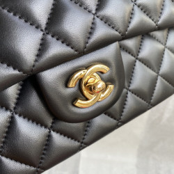 샤넬 클래식 미듐 플랩백 램스킨 금장 CHANEL CLASSIC FLAP MEDIUM | GOLD METAL 25CM