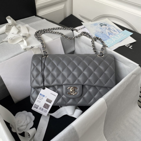 샤넬 클래식 미듐 플랩백 램스킨 은장 CHANEL CLASSIC FLAP MEDIUM | SILVER METAL 25CM