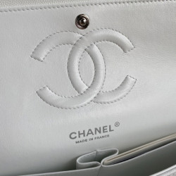 샤넬 클래식 미듐 플랩백 캐비어 은장  CHANEL CLASSIC FLAP MEDIUM | SILVER METAL 25CM