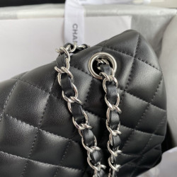 샤넬 클래식 미듐 플랩백 램스킨 은장 CHANEL CLASSIC FLAP MEDIUM | SILVER METAL 25CM