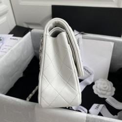 샤넬 클래식 미듐 플랩백 캐비어 은장  CHANEL CLASSIC FLAP MEDIUM | SILVER METAL 25CM