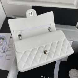 샤넬 클래식 미듐 플랩백 캐비어 은장  CHANEL CLASSIC FLAP MEDIUM | SILVER METAL 25CM