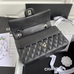 샤넬 클래식 미듐 플랩백 램스킨 은장 CHANEL CLASSIC FLAP MEDIUM | SILVER METAL 25CM