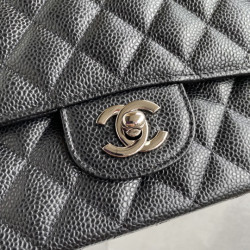 샤넬 클래식 미듐 플랩백 캐비어 은장  CHANEL CLASSIC FLAP MEDIUM | SILVER METAL 25CM