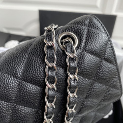 샤넬 클래식 미듐 플랩백 캐비어 은장  CHANEL CLASSIC FLAP MEDIUM | SILVER METAL 25CM