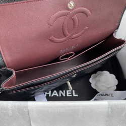 샤넬 클래식 미듐 플랩백 캐비어 은장  CHANEL CLASSIC FLAP MEDIUM | SILVER METAL 25CM