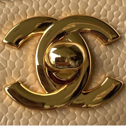 샤넬 클래식 미듐 플랩백 캐비어 금장  CHANEL CLASSIC FLAP MEDIUM | GOLD METAL 25CM